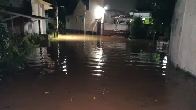 Banjir melanda Perumahan BSI Bojongsari Depok sejak Sabtu (16/7/2022) dini hari. (Istimewa)