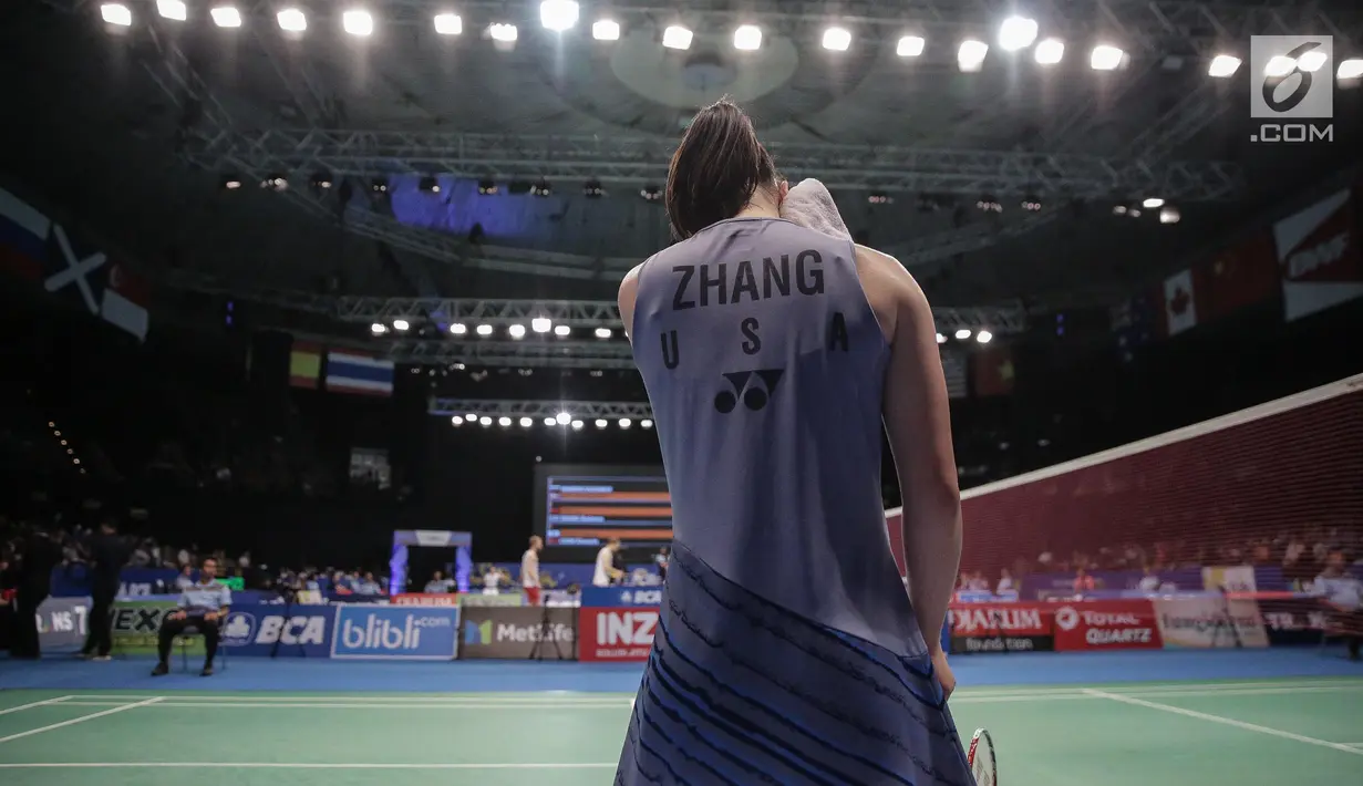 Pebulutangkis AS, Beiwen Zhang saat jeda istirahat di perempat final Indonesia Open 2017 melawan Sun Yu (China) di JCC Plenary Hal, Jakarta, Jumat (16/6). Beiwen Zhang (USA) menang 21-15, 21-19. (Liputan6.com/Faizal Fanani)