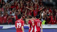 Pemain Timnas Indonesia, Ole Romeny dan Marselino Ferdinan, melakukan selebrasi setelah mencetak gol ke gawang Bahrain pada laga kedelapan putaran ketiga Grup C kualifikasi Piala Dunia 2026 di Stadion Utama Gelora Bung Karno, Jakarta, Selasa (25/3/2025) malam WIB. (Bola.com/Bagaskara Lazuardi)