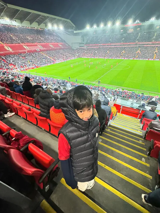 7 Potret Raffi Ahmad Ajak Rafathar Nonton Langsung Pertandingan Liverpool, Seru