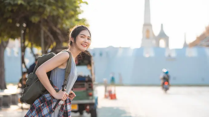 Seorang perempuan sedang berlibur di Thailand (Foto Dok: Freepik/tirachardz)