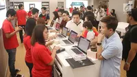 Calon pembeli sedang melakukan transaksi untuk pembelian iPhone 8, iPhone 8 Plus, dan iPhone X, di Central Park, Jakarta, Jumat (22/12). Mereka rela antre dari pagi untuk iPhone seri terbaru. (Liputan6.com/Angga Yuniar)