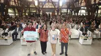 Direktur Utama Pertamina Nicke Widyawati bersama Rektor ITB Reini Wirahadikusumah melakukan sesi foto bersama saat acara Kick Off Pertamina Goes To Campus di Aula Barat, Institut Teknologi Bandung, Jawa Barat pada Senin (6/5/2024).