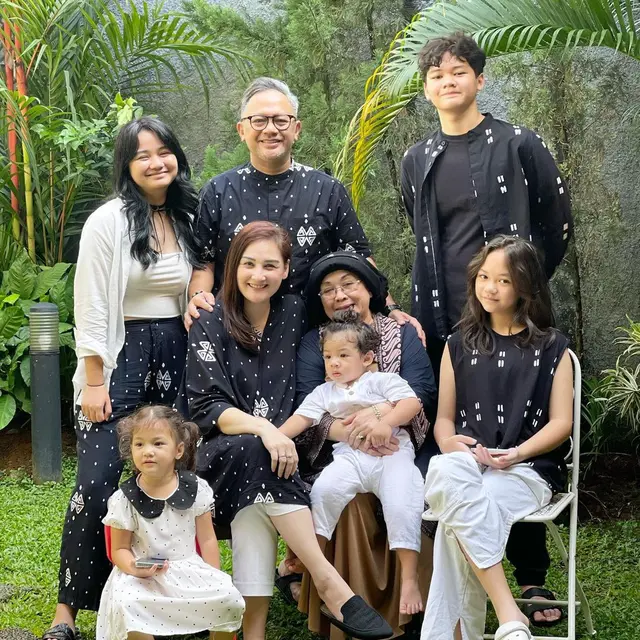 Potret 6 Keluarga Artis Pakai Baju Senada di Hari Raya Idul Adha, Makin Kompak