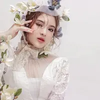 Ia juga pernah jalani pemotretan memakai gaun vintage serba putih. Dihias dengan banyak bunga, penampilan penyanyi berusia 19 tahun ini bak noni-noni Belanda. (Liputan6.com/IG/@tiaraandini)