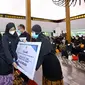 Bupati Banyuwangi Ipuk Fiestiandani menyerahkan insentif ke nakes. (Dian Kurniawan/Liputan6.com)