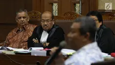 Terdakwa kasus dugaan suap proyek PLTU Riau-1, mantan Dirut PLN Sofyan Basir menyimak keterangan saksi ahli dalam sidang lanjutan di Pengadilan Tipikor, Jakarta, Senin (19/8/2019). Sidang lanjutan mendengarkan keterangan saksi yang dihadirkan Jaksa Penuntut dari KPK. (Liputan6.com/Herman Zakharia)