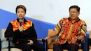 Pebulutangkis Indonesia, Liliyana Natsir (kiri) bersama perwakilan pelaksana BCA Indonesia Open 2017 Yoppy Rosimin memberi keterangan di Jakarta, Senin (22/5). Turnamen akan diikuti 310 pebulutangkis dari 21 negara. (Liputan6.com/Helmi Fithriansyah)