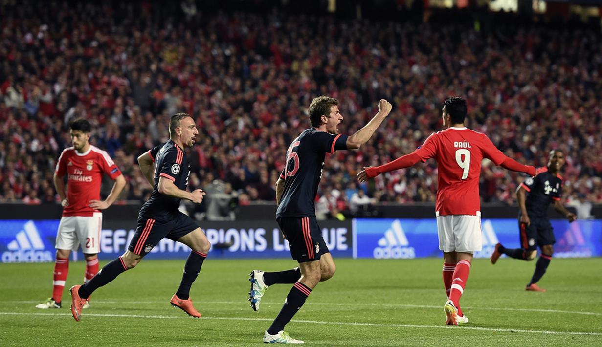 Ekspresi pemain Bayern Munchen, Thomas Muller, setelah mencetak gol ke gawang Benfica pada leg kedua perempat final Liga Champions di Estadio da Luz, Lisbon, Kamis (14/4/2016) dini hari WIB. (AFP/Francisco Leong) 