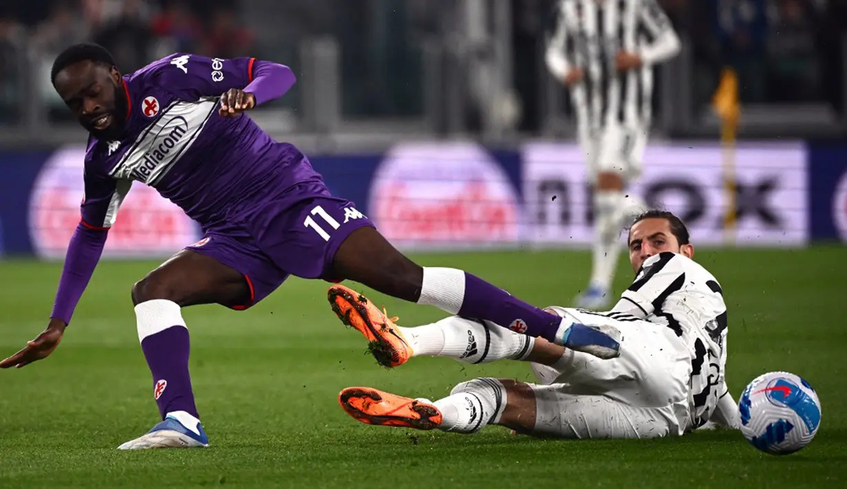 Pemain Fiorentina Jonathan Ikone (kiri) berebut bola dengan pemain Juventus Adrien Rabiot pada pertandingan leg kedua semifinal Coppa Italia di Stadion Juventus, Turin, Italia, 20 April 2022. Juventus menang 2-0. (Marco BERTORELLO/AFP)