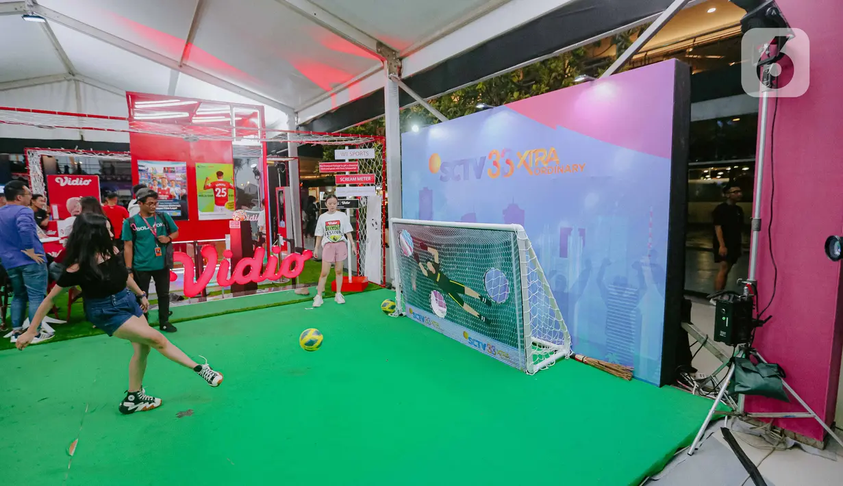 Pengujung menikmati fun games dalam acara Vidio Premier League Festival di Cilandak Town Square, Jakarta, Sabtu (5/8/2023). (Liputan6.com/Faizal Fanani)