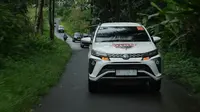 Daihatsu Terios menyusuri jalan di Halmahera Barat, Maluku Utara. (ADM)