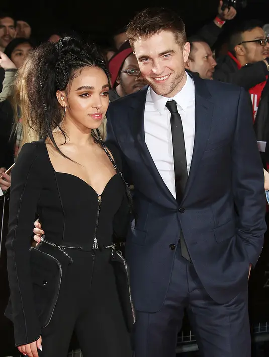 FKA Twigs dan Edward Pattinson bisa dibilang selalu mesra. Bahkan pemeran vampir di film Twilight tersebut pernah dan masih miliki rencana untuk menikahi Twigs. Siapa yang setuju mereka balikan? (Getty Images/Cosmopolitan)