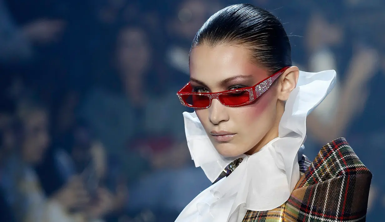 Model AS Bella Hadid berpose diatas catwalk membawakan karya Alexandre Vauthier dalam Haute Couture musim panas 2018 fashion show di Paris (23/1). (AFP Photo/Francois Guillot)