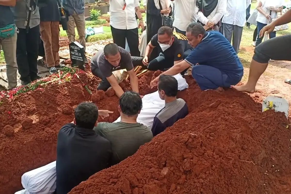 Pemakaman Iqbal Pakula