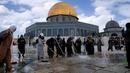 Aksi bersih-bersih Kompleks Masjid Al Aqsa ini sudah dilakukan setiap kali akan memasuki bulan suci Ramadan. (AP Photo/Mahmoud Illean)