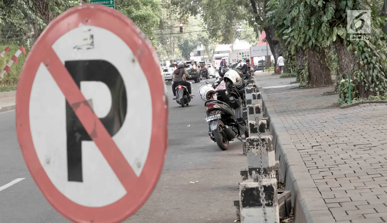 Pengendara sepeda motor parkir di sekitar Taman Suropati, Jakarta, Selasa (28/8). Meski terpampang rambu larangan parkir dan berhenti, pengendara tetap parkir di sekitar taman. (Liputan6.com/Immanuel Antonius)
