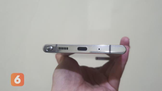 Pada sisi bawah, SPen Galaxy Note20 Ultra ditempatkan di sebelah kiri sebagi imbas atas tombol volume dan Power yang ditempatkan di sisi kanan smartphone (/ Agustin Setyo W)