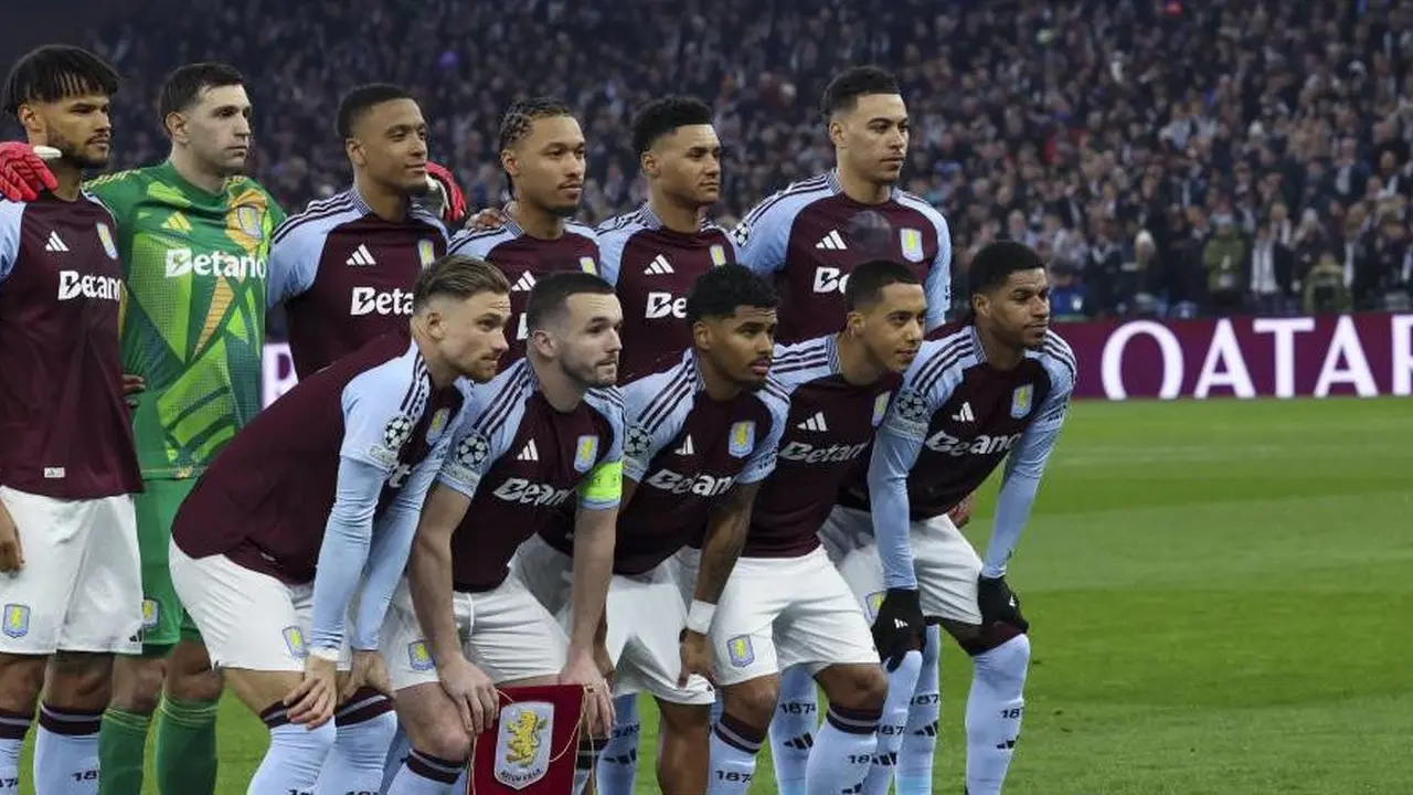 Para pemain Aston Villa berpose sebelum laga Liga Champions leg kedua babak 16 besar melawan Club Brugge, Kamis (13/3/2025) dini hari WIB. (c) AP Photo/Darren Staples