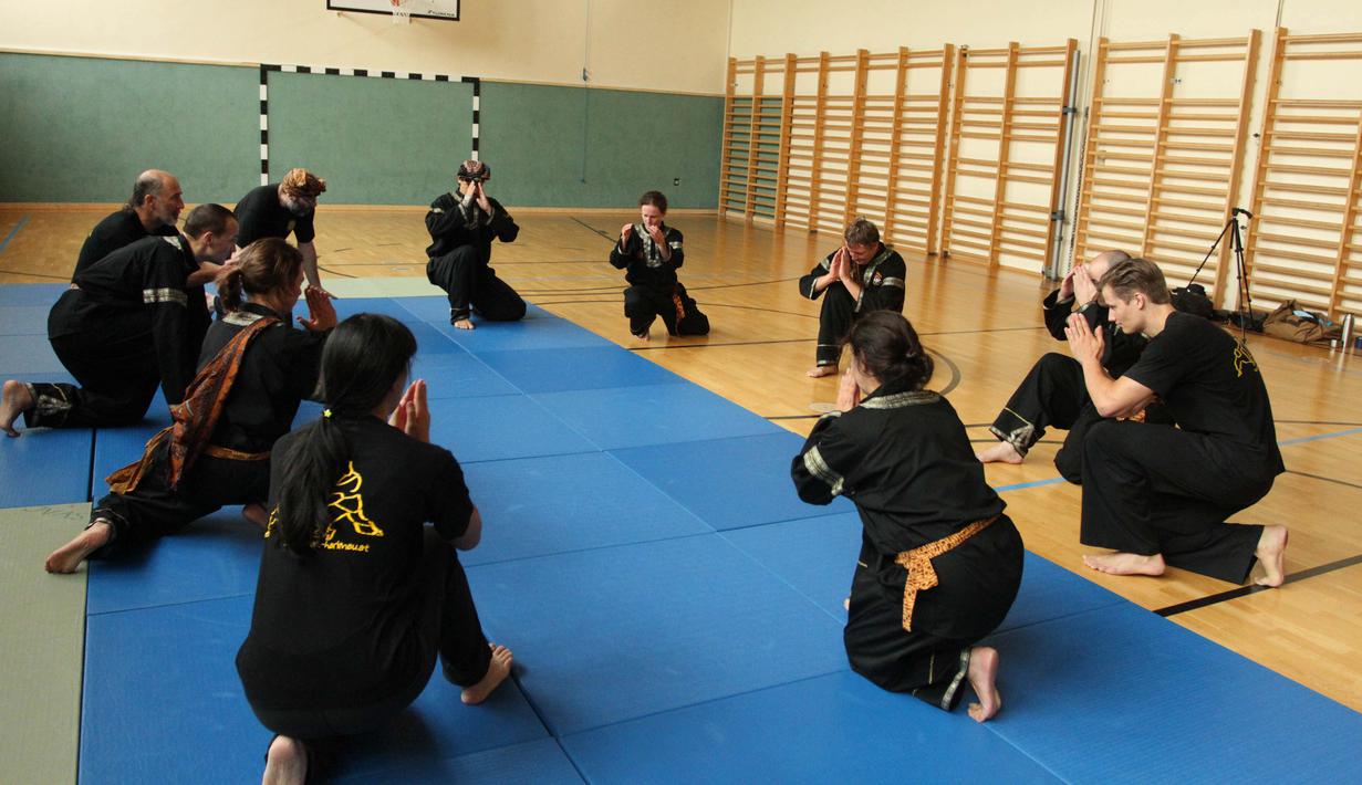 Guru dan para murid sekolah pencak silat Anak Harimau memberikan hormat usai menjalani latihan di Volkschule Ladendorf, Provinsi Lower, Austria. (Bola.com/Reza Khomaini)