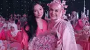Asmirandah tampak datang di acara peluncuran skincare baru Irish Bella dengan membawakan bucket bunga mawar berwarna pink. Dalam momen tersebut, penampilan Asmirandah dan Irish Bella juga tak lepas dari sorotan. (Liputan6.com/IG/@asmirandah89)