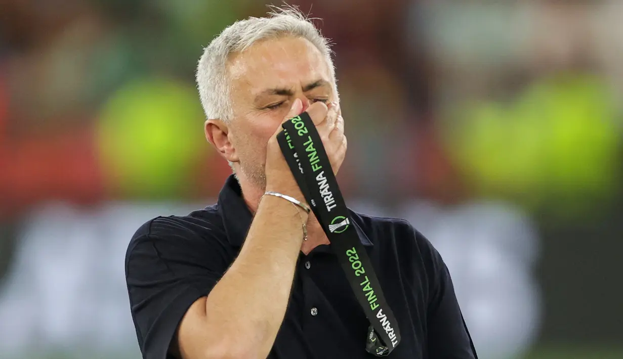 Pelatih AS Roma, Jose Mourinho mencium medalinya setelah memenangkan final UEFA Europa Conference League melawan Feyenoord di Air Albania Stadium, Tirana, Albania, 25 Mei 2022. (AFP/Gent Shkullaku)