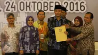 Pasangan Agus H Yudhoyono dan Sylviana Murni menerima berkas penetepan Cagub dan Cawagub DKI Jakarta dari Ketua KPUD DKI Sumarno saat rapat pleno terbuka penetapan Cagub dan Cawagub DKI Jakarta, Senin (24/10). (Liputan6.com/Immanuel Antonius)