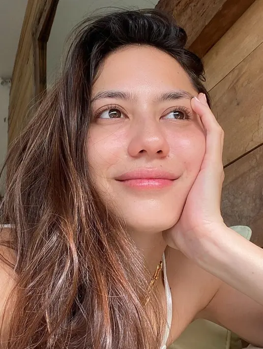 Pevita aktif di akun Instagram @pevpearce. Ia sering unggah foto usai bangun tidur. Momen Pevita selfie usai bangun tidur ini curi perhatian. Rambut berantakan dan penampilan tanpa makeup tetap membuat pemilik tinggi 165 cm terlihat menawan. Penggemar Pevita pun kian terpesona usai melihat foto ini. (Liputan6.com/IG/@pevpearce)