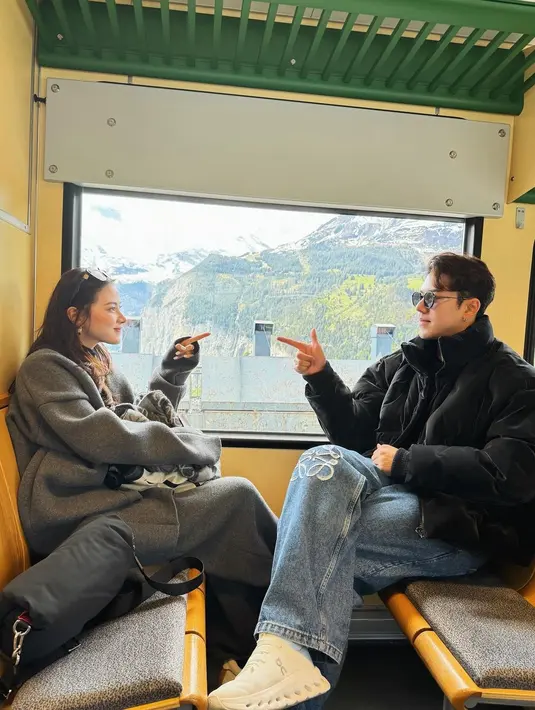 Naphat Siangsomboon dan Baifern Pimchanok liburan di Swiss. [Foto: Instagram/naphat_nine]