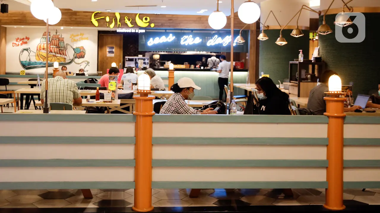 FOTO: Restoran di Mal Kembali Layani Pengunjung Makan di Tempat