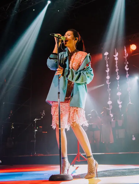 Terkadang, wanita juga perlu mengungkapkan isi hatinya. Nah, lewat lagu Jatuh Hati dari Raisa ini sepertinya cocok banget.  (Instagram/raisa6690)