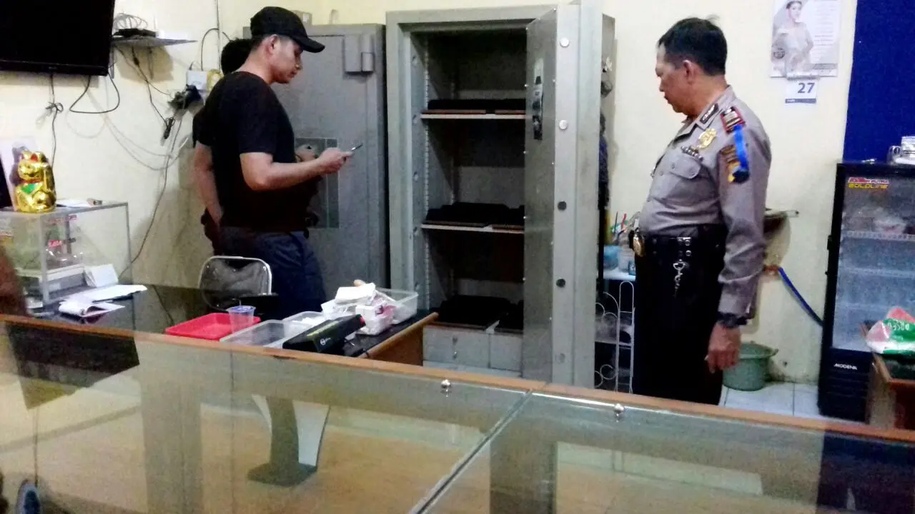 Polisi memeriksa brankas besi penyimpanan perhiasan emas di toko emas milik Haji Sunan di Pasar Gandrungmangu, Cilacap. (Foto: Liputan6.com/Muhamad Ridlo/Polres Cilacap)
