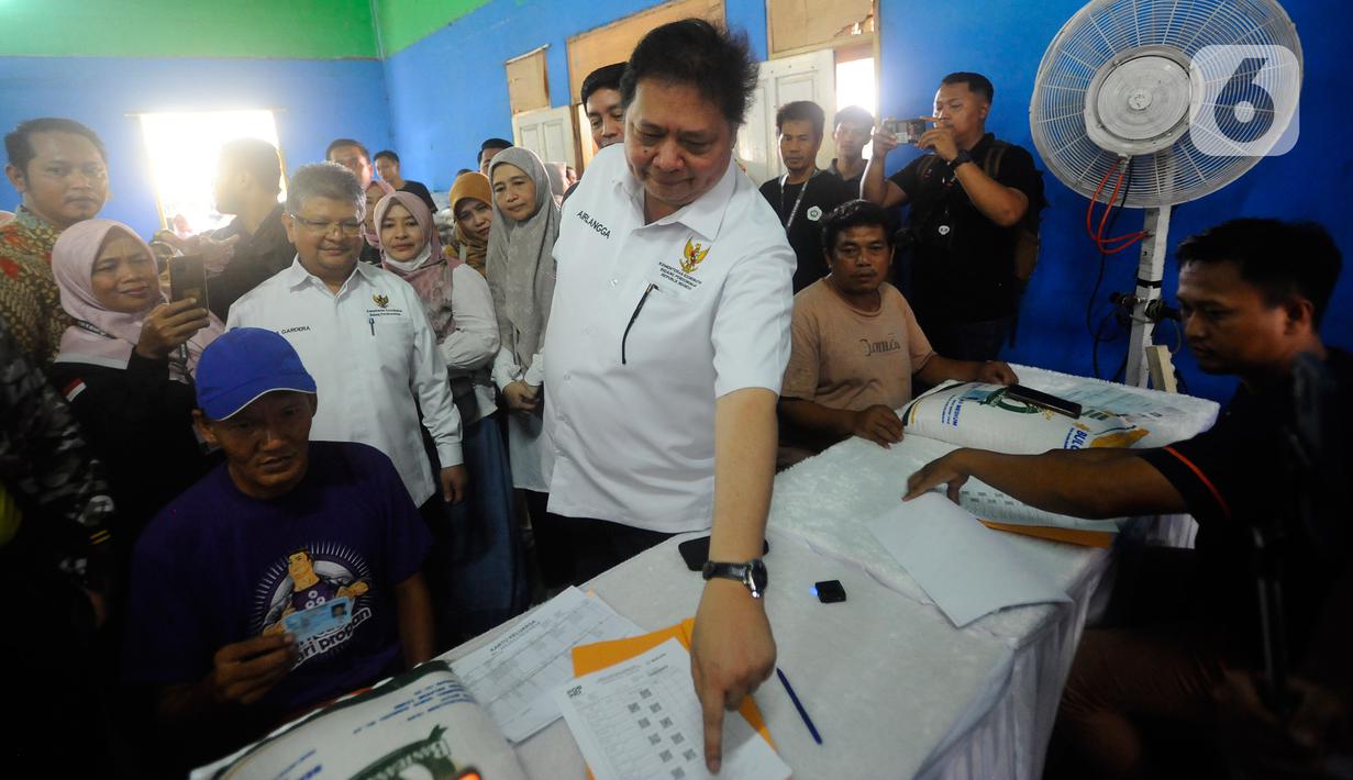 Airlangga menyebut BLT El Nino ini diberikan lantaran musim tanam padi menjadi mundur. Harusnya penanaman di mulai Desember 2023 dan diproyeksikan panen terjadi April 2024. Namun, musim tanam menjadi Januari 2024 dan panen akan terjadi pada Mei/Juni 2024. (merdeka.com/Arie Basuki)