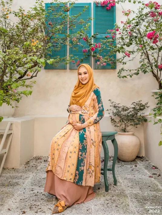 Senyuman Kartika Putri secerah busana yang dikenakannya. (Foto: Instagram/ riomotret)