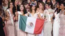 Miss Meksiko, Vanessa Ponce de Leon mengibarkan bendera nasionalnya setelah terpilih menjadi pemenang Miss World 2018 di Sanya, Pulau Hainan, Tiongkok (8/12). (AFP Photo/Greg Baker)