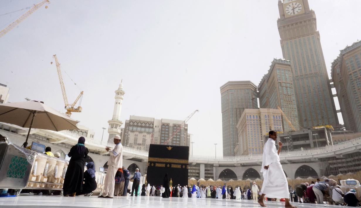 Umat muslim melakukan Tawaf mengelilingi Kakbah selama umrah di Masjidil Haram di Makkah, Arab Saudi, Senin (2/3/2020). Semenjak pemerintah Arab Saudi melarang kegiatan umrah, tempat paling suci umat Islam ini menjadi terlihat lebih sepi dari biasanya. (AP Photo/Amr Nabil)