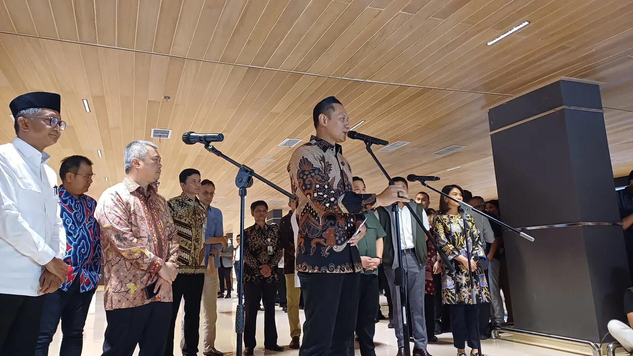Menteri Koordinator Bidang Infrastruktur dan Pembangunan Kewilayahan (IPK), Agus Harimurti Yudhoyono (AHY), saat konferensi pers, Sabtu (1/3/2025). (Foto: Liputan6.com/Maulandy R)