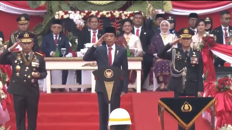 Presiden Joko Widodo (Jokowi) memberikan amanat saat Hari Ulang Tahun (HUT) ke-77 Bhayangkara di Stadion Gelora Bung Karno (GBK), selaku inspektur upacara. Melalui amanatnya, kepala negara mewanti besarnya kewenangan Polri harus dipergunakan dengan sebena