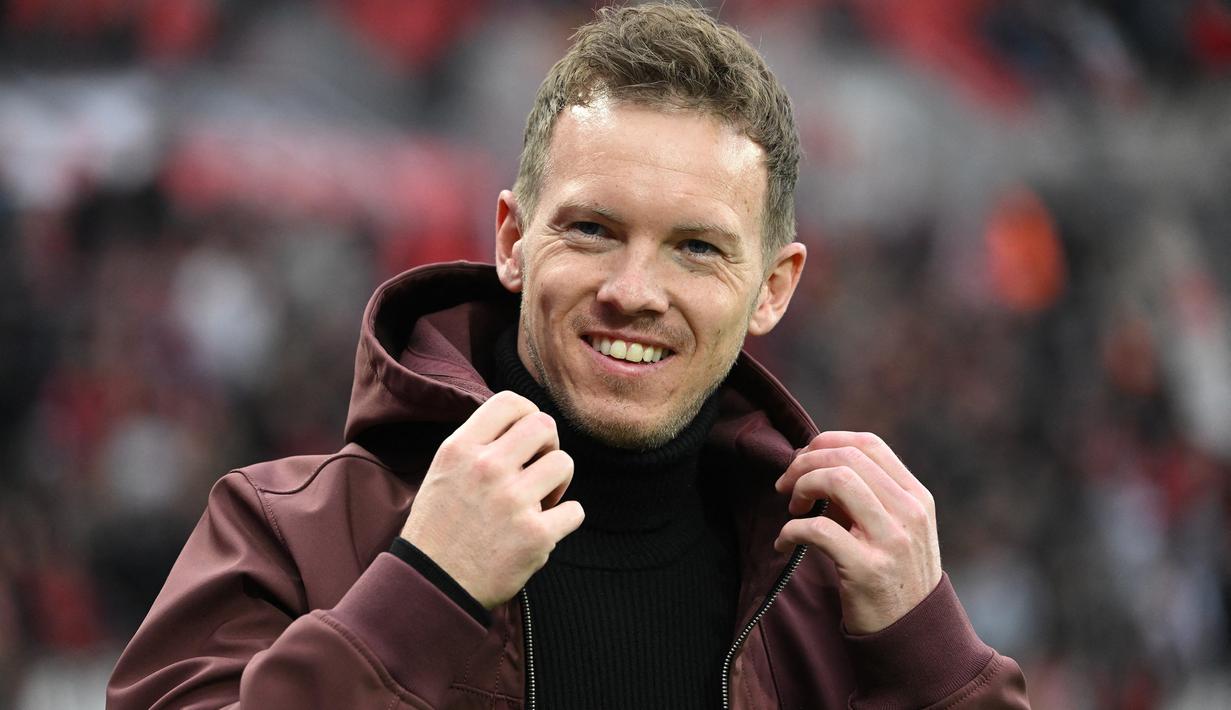 Pelatih Bayern Munchen, Julian Nagelsmann jelang menghadapi Bayer Leverkusen pada laga Liga Jerman 2022/2023 di Leverkusen (19/3/2023). Julian Nagelsmann yang menjabat pelatih Bayern Munchen sejak awal musim 2021/2022 dan mampu mempersembahkan gelar Bundesliga pada musim pertamanya, nyatanya dipecat pada 24 Maret 2023 setelah keretakan hubungannya dengan manajemen klub dan beberapa pemain senior. (AFP/Ina Fassbender)