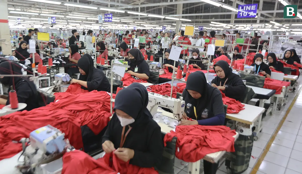 Para pekerja sedang memproduksi jersey Timnas Indonesia di pabrik yang berada daerah Bandung, Jawa Barat pada Rabu (12/2/2025). (Bola.com/Abdul Aziz)