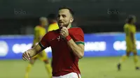 Striker Indonesia, Ilija Spasojevic, melakukan selebrasi usai mencetak gol ke gawang Guyana pada laga persahabatan di Stadion Patriot, Bekasi, Sabtu (25/11/2017). Indonesia menang 2-1 atas Guyana. (Bola.com/M Iqbal Ichsan)