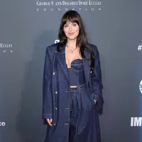 Dakota Johnson terlihat mengenakan busana rancangan Magda Butrym. Ia tampil di red carpet Sundance Film Festival 2023 di Utah. Foto: Vogue.