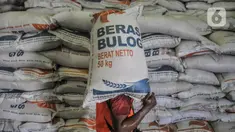 Aktivitas bongkar muat karung berisi beras di Gudang Bulog Divisi Regional DKI Jakarta, Kelapa Gading, Rabu (29/12/2021). Dirut Perum Bulog Budi Waseso mengungkapkan hingga dengan penghujung 2021 Bulog berhasil melakukan penyerapan beras petani mencapai 1,2 juta ton. (merdeka.com/Iqbal S Nugroho)