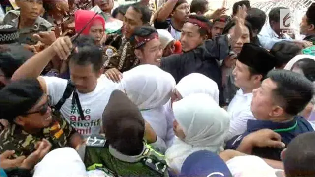 Iring-iringan massa pendukung pasangan Cagub dan Cawagub pasangan Khofifah-Emil diwarnai kericuhan. Massa pendukung tidak bisa memasuki Kantor KPUD Jawa Timur. Terjadi dorong-dorongan di depan pintu gerbang kantor KPUD Jatim.