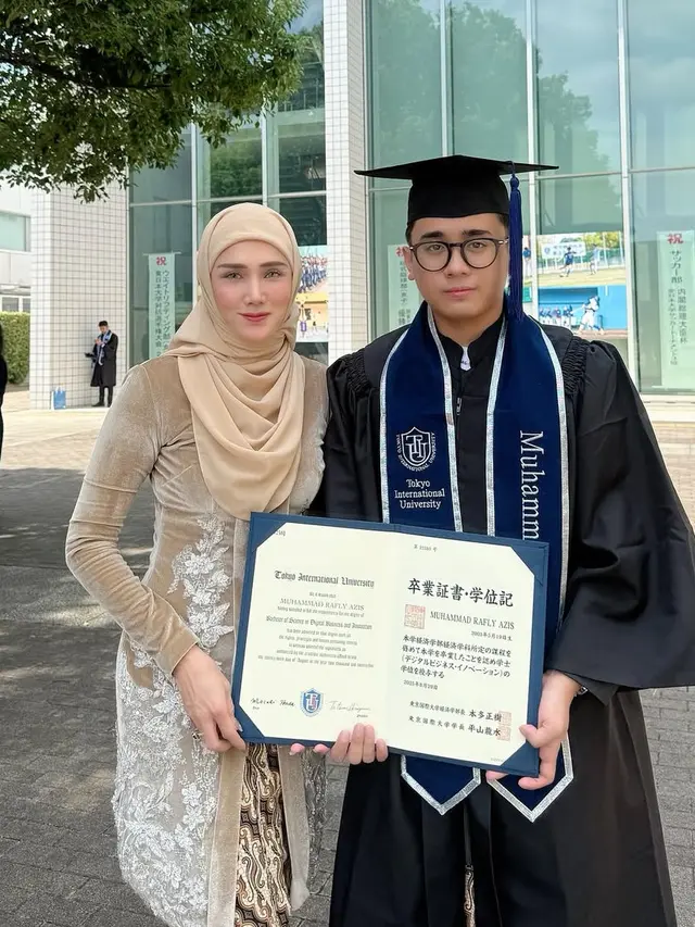 Mulan Jameela menghadiri wisuda putra di Jepang mengenakan kerudung coklat. [@mulanjameela1]
