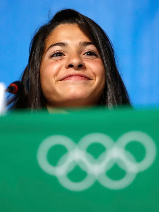 Yusra Mardini tersenyum saat latihan jelang Olimpiade 2016 di Rio De Janeiro, Brasil (1/8). Yusra Mardini melarikan diri dari Suriah akibat perang pada 2015. (REUTERS/Michael Dalder)