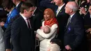 Senator Amerika Serikat (AS) Ilhan Omar menggendong bayi saat mengikuti pelantikan di Gedung Kongres AS, Capitol, Washington, Kamis (3/1). Omar merupakan imigran Somalia yang sudah cukup merasakan pahitnya diskriminasi. (Win McNamee/Getty Images/AFP)