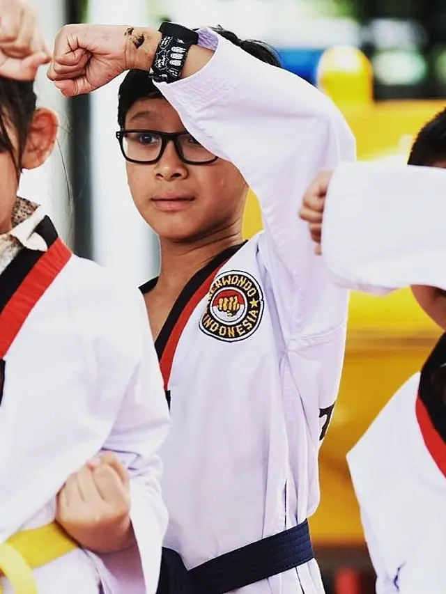 Jarang Tersorot, Ini 6 Potret Farrel Rompies Anak Sulung Vincent Rompies
