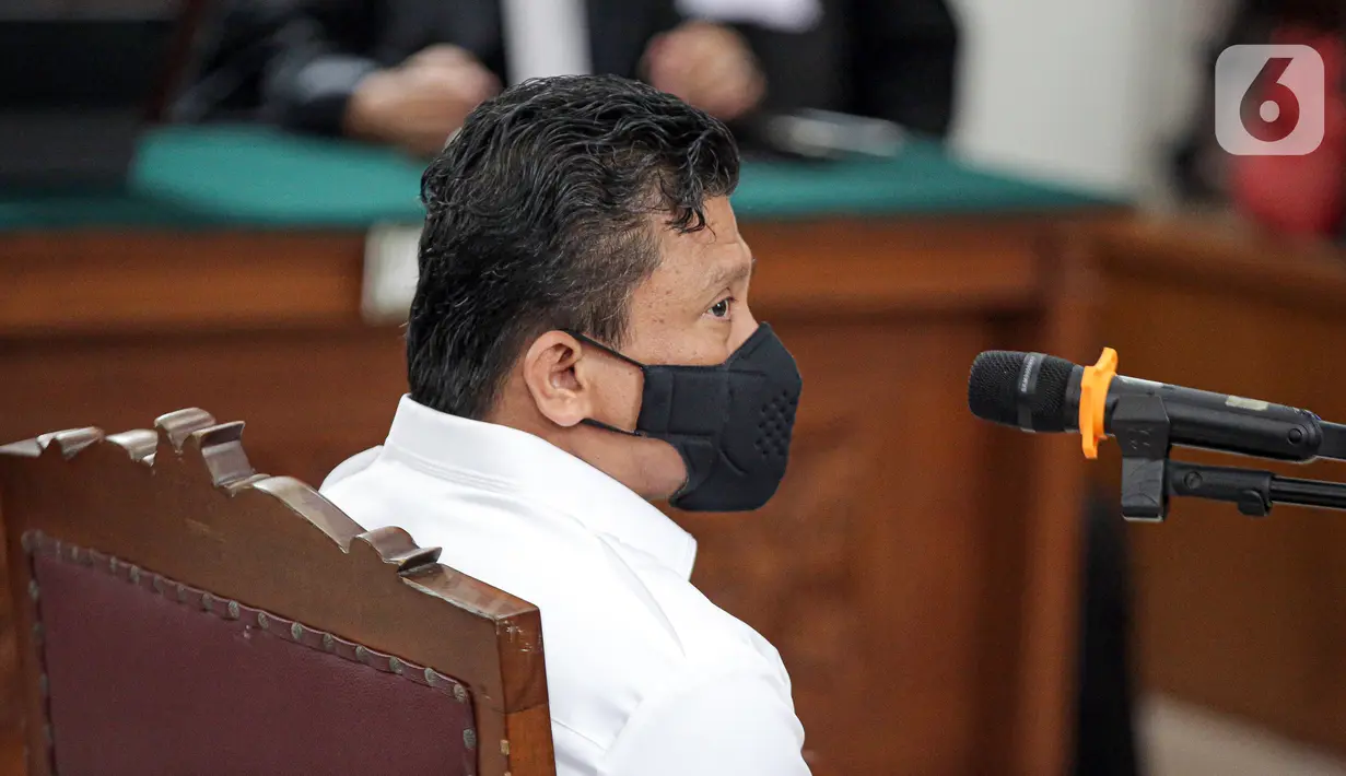Terdakwa kasus pembunuhan berencana terhadap Brigadir Nopriansyah Yosua Hutabarat atau Brigadir J, Ferdy Sambo menjalani sidang pembacaan putusan sela majelis hakim di Pengadilan Negeri Jakarta Selatan, Jakarta, Rabu (26/10/2022). Majelis Hakim Pengadilan Negeri Jakarta Selatan resmi menolak nota keberatan atau eksepsi terdakwa Ferdy Sambo terkait kasus dugaan pembunuhan berencana Brigadir J. (Liputan6.com/Faizal Fanani)