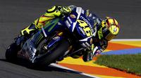 Pebalap Yamaha, Valentino Rossi, saat melakoni sesi latihan bebas di MotoGP Valencia, Jumat (6/11/2015). (REUTERS/Heino Kalis).